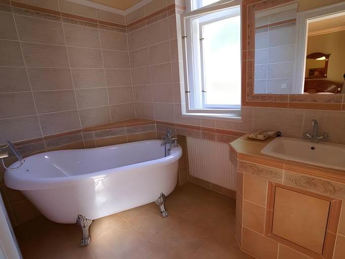 Bathroom 3, Hotel Bow Garden, Komárno