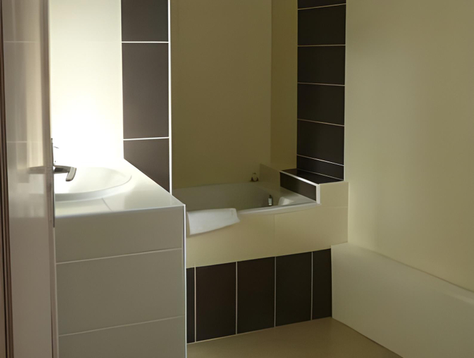 Bathroom 3, Hostellerie d'Heloise, Saône-et-Loire