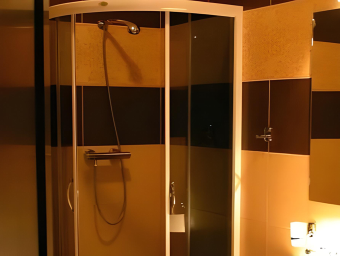 Bathroom 3, Hotel i Restauracja Nad Jeziorem, Człuchów