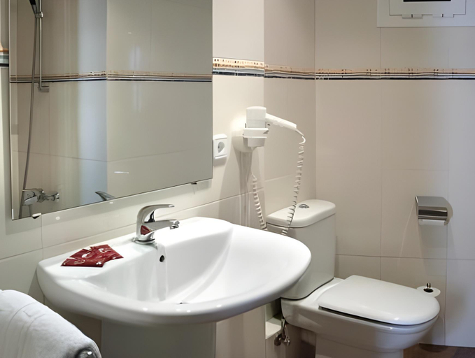 Bathroom 3, Hotel Europa, Girona
