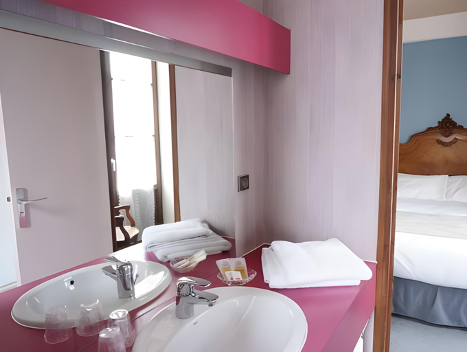 Bedroom, Logis Hotel des Messageries, Jura