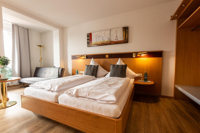 Bedroom 2, Hotel & Restaurant Zum Ochsen -Ox Distillery, Aschaffenburg