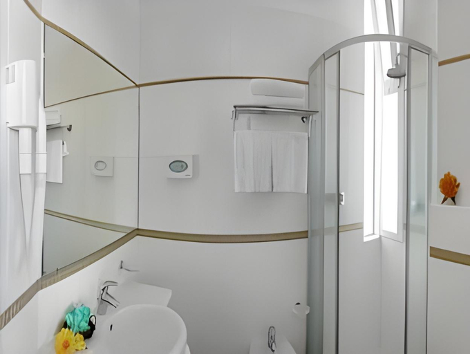 Bathroom 5, Hotel Negresco, Rimini