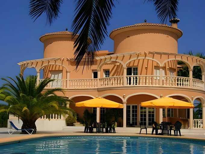Exterior & Views