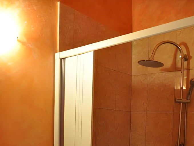 Bathroom 3, Proserpina, Enna