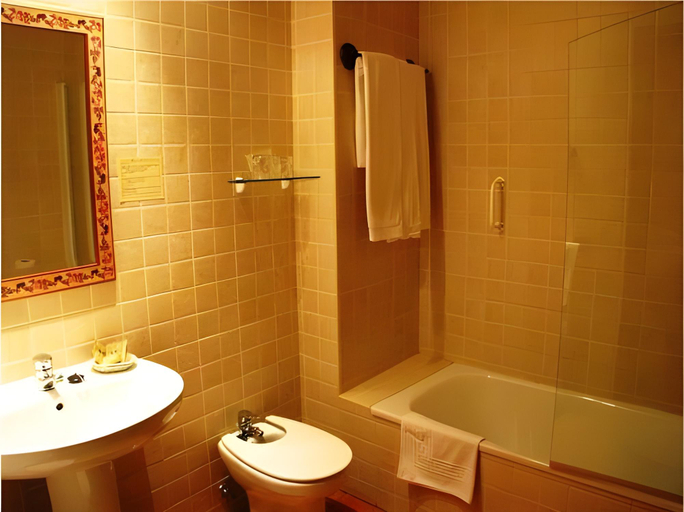 Bathroom 4, Hotel Don Carlos Caceres, Cáceres