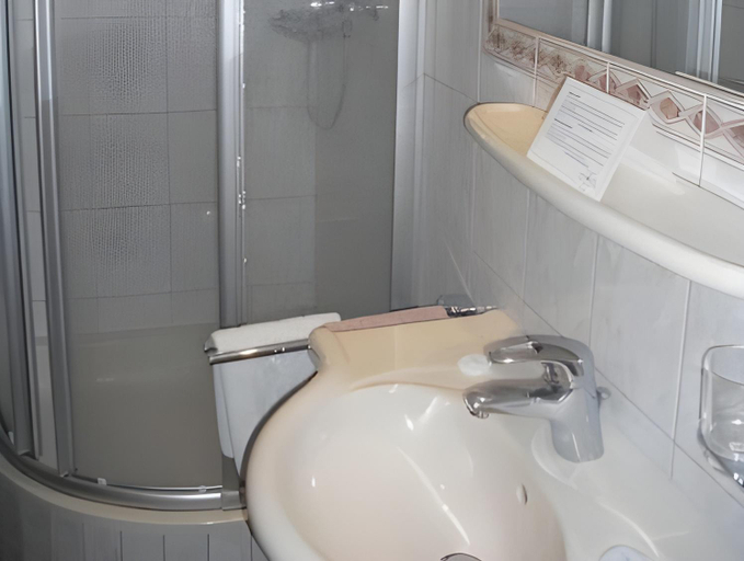 Bathroom 2, Hotel Lebzelter, Zell am See