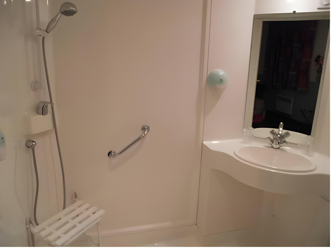 Bathroom 5, Quick Palace Le Mans, Sarthe