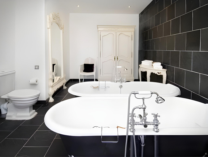 Bathroom 3, Woodlands Hotel, Leeds
