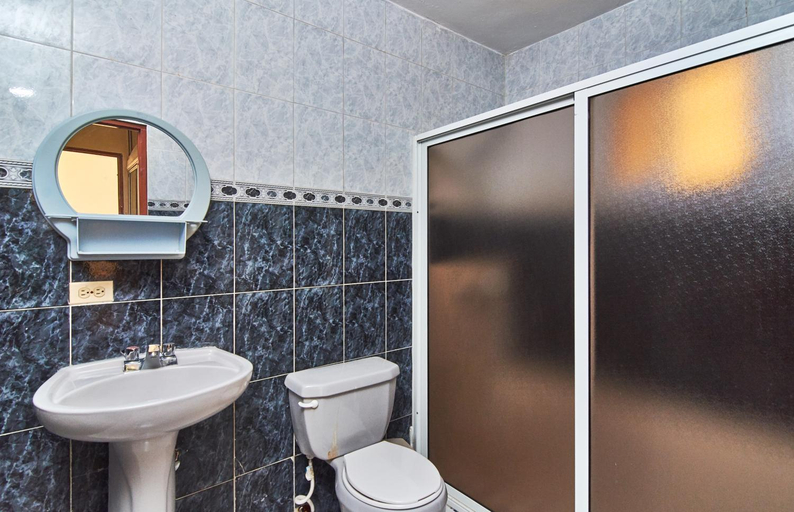 Bathroom 3, Tropical Island Apartahotel, Santo Domingo Este
