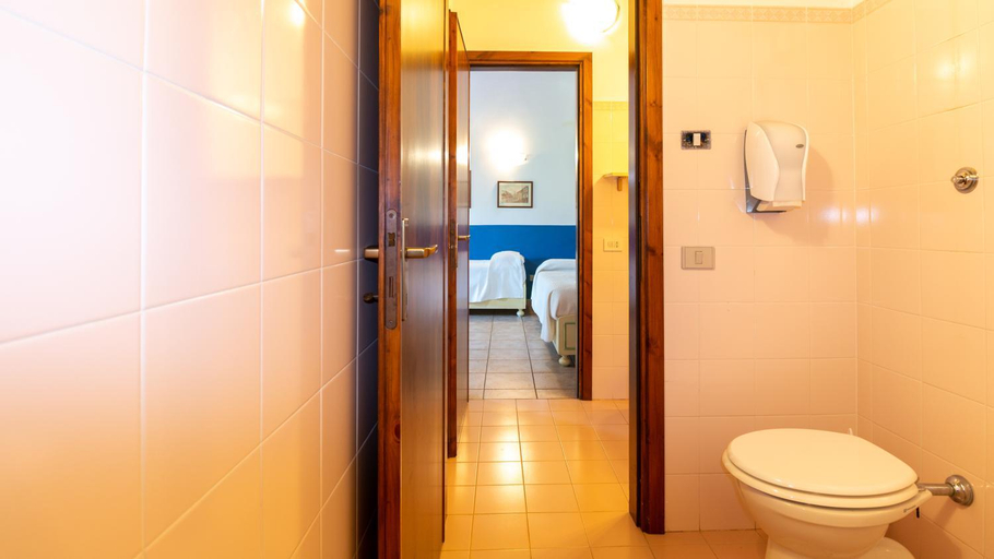 Bathroom 5, Sa Mola, Oristano