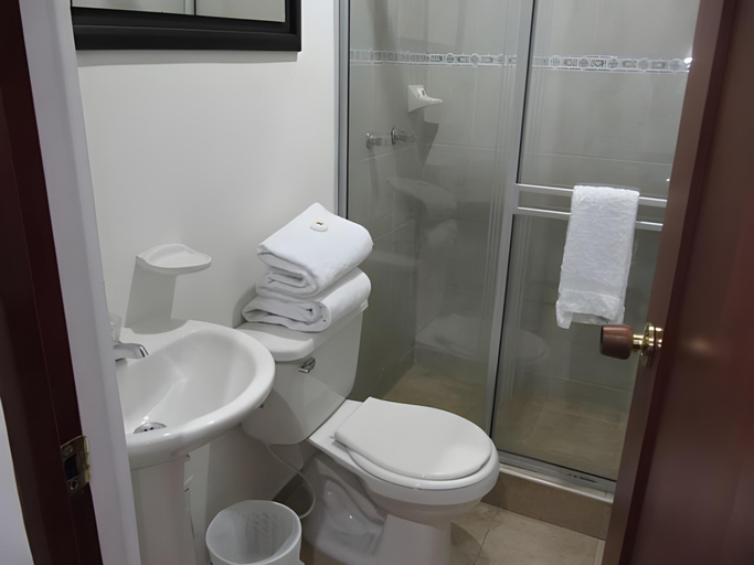 Bathroom 4, Ayenda Palermo Plaza, Santafé de Bogotá