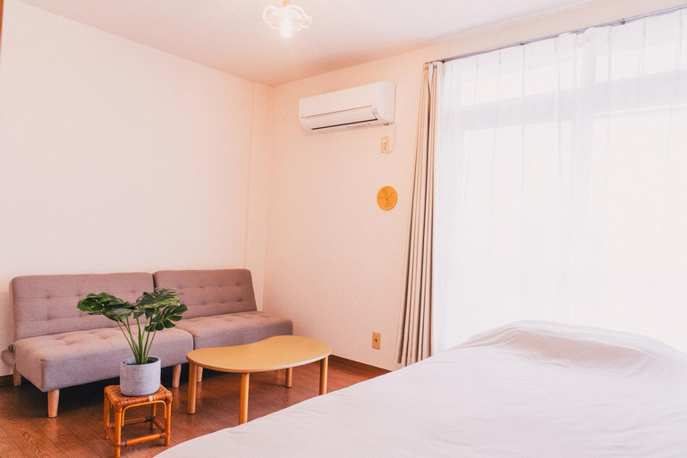 Yorimichi Apartment 204 - 3 Bedrooms - Additional Futons Available - Up to 5 Guests - Entire Unit for Rent - Free On-site Parking - Shared Car Available, Takamatsu