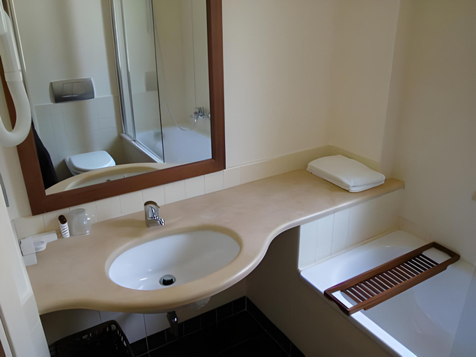 Bathroom 3, Hotel Bijou, Aosta