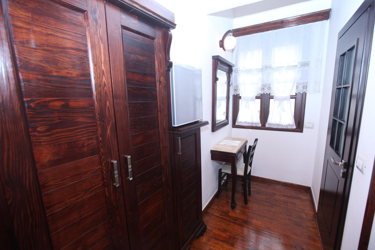 Bathroom 2, Hotel Antipatrea, Beratit