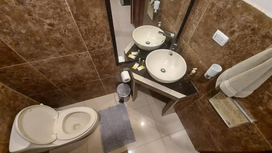 Bathroom 4, Tortuguero Adventures GuestHouse, Pococí