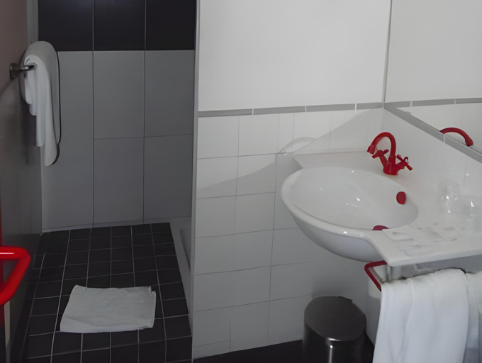 Bathroom 2, Motel Du Val Andrv, Côtes-d'Armor