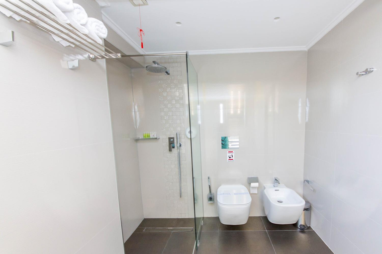 Bathroom 4, Demi Hotel, Sarandës
