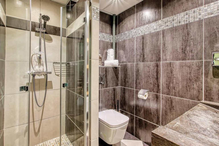 Bathroom 11