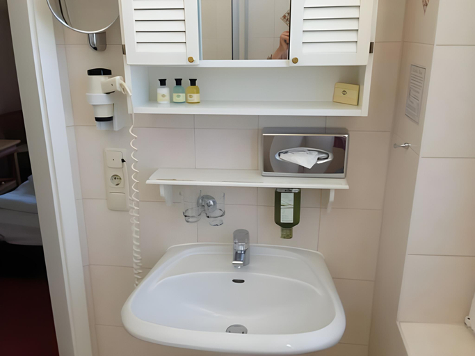 Bathroom 4, Strandhotel Mowe, Vorpommern-Greifswald