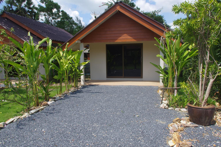 Exterior 4