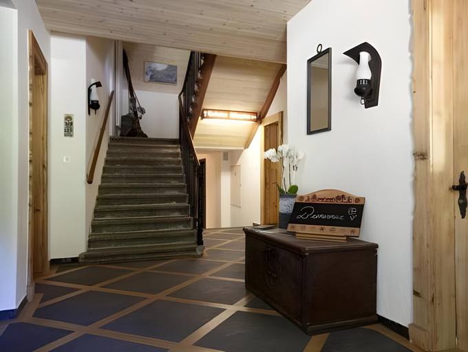 Others 5, Hotel du Cerf, Aigle