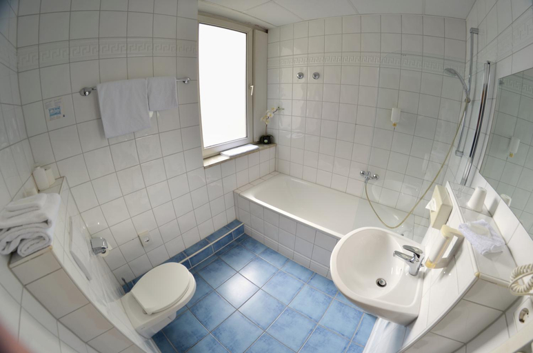 Bathroom 4, Hotel am Markt, Karlsruhe