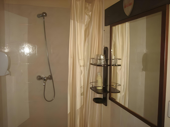 Bathroom 3, The Liberty's, Rhône