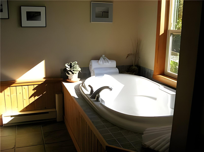 Bathroom 4, Reef Point Oceanfront B & B, Alberni-Clayoquot