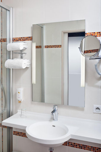 Bathroom 4, Arverna Citotel Vichy, Allier