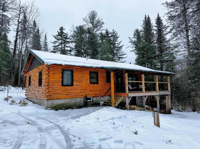 Exterior & Views 1, 5R Cozy log chalet in fantastic location. Ski, snowshoe, fish, explore! AC, pet friendly!, Grafton