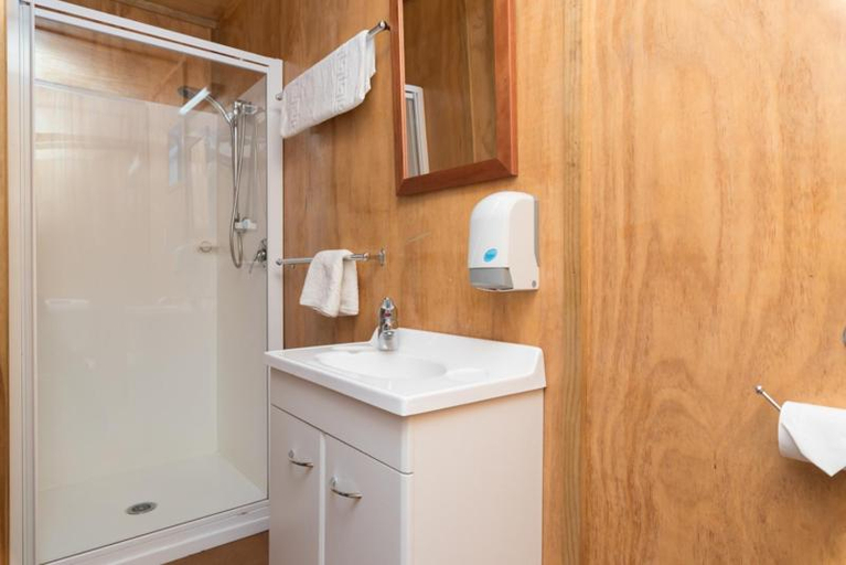 Bathroom 4, Russell-Orongo Bay Holiday Park, Far North
