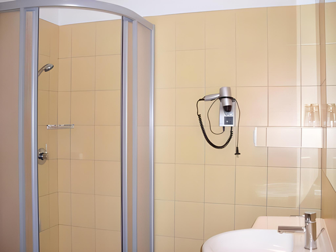 Bathroom 5, Hotel Maxim, Cheb