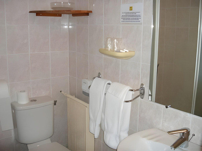 Bathroom 3, Logis Hotel Restaurant de la Poste, Ariège