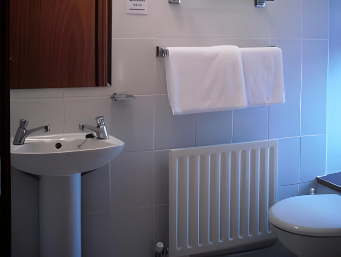 Bathroom 3, Holiday Hotel