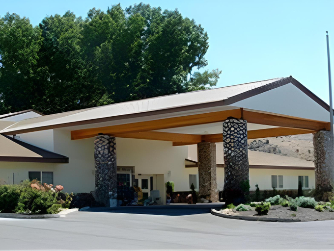 Exterior view, Fremont Inn, Lake