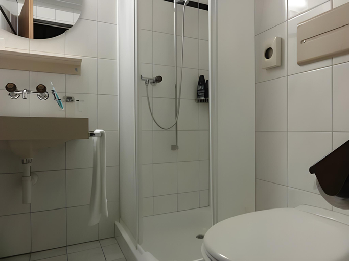 Bathroom 3, Hotel La Balance SELF CHECK-IN, Biel