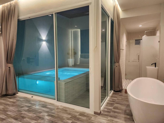 Bathroom 16