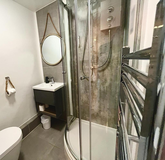 Bathroom, Farmyard Inn, Derbyshire