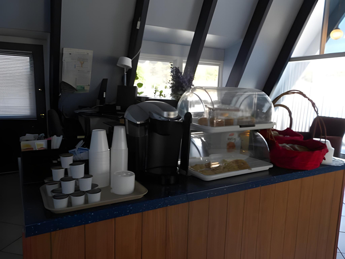 Food & Drinks 5, Cape Shore Inn, Barnstable