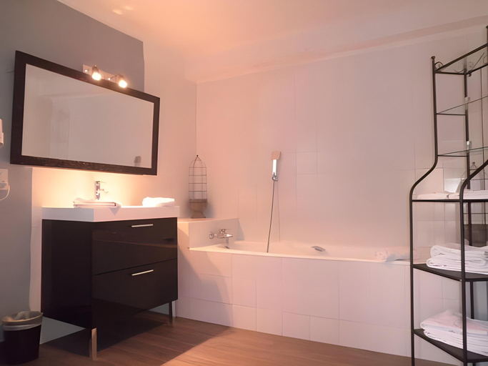 Bathroom 2, L' Oustaloun, Bouches-du-Rhône