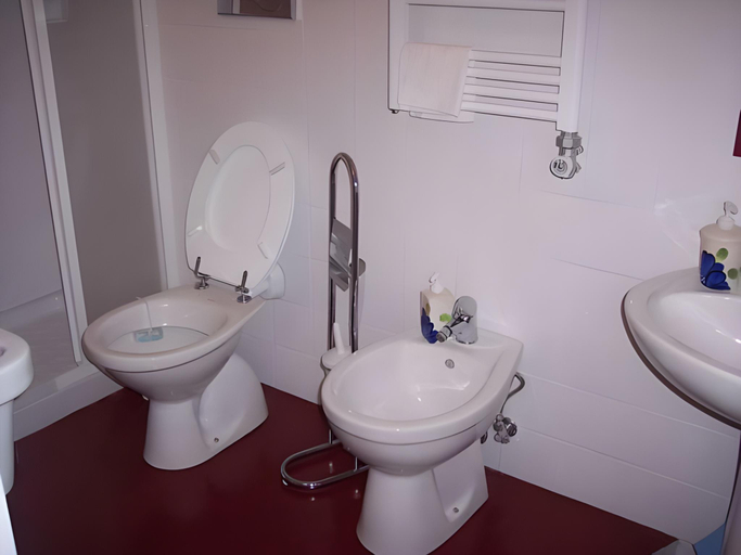 Bathroom 4, Casa Cristina, Syracuse