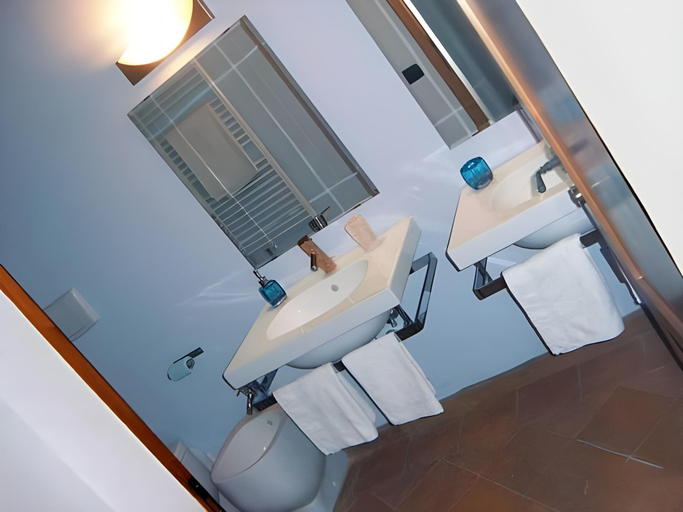 Bathroom 3, Casale Refoli, Siena