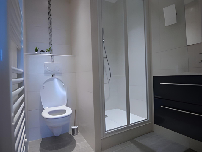 Bathroom 2, Hotel Le Griffon d'Or, Ain