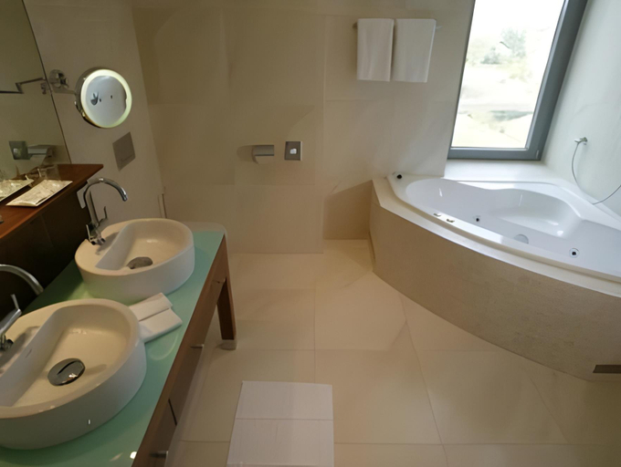 Bathroom 4, Therme Laa Hotel Silent Spa Villas, Mistelbach