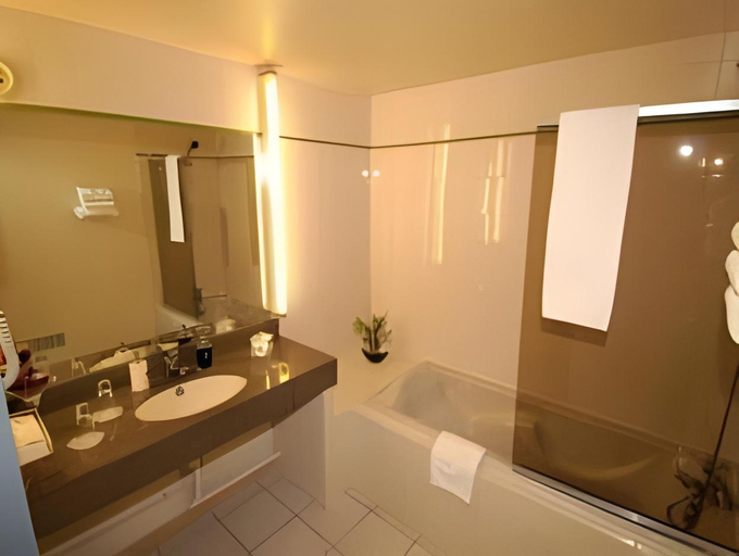 Bathroom 5, Hotel Relais Saint Jean Troyes, Aube