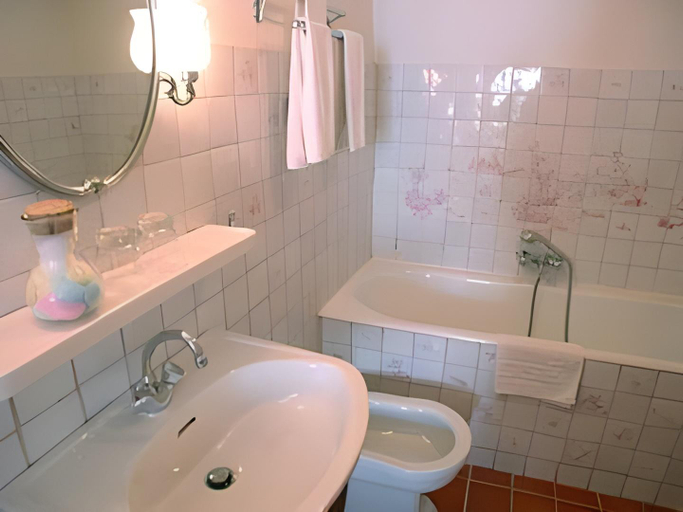 Bathroom 5, Le Grand Paris, Alpes-de-Haute-Provence