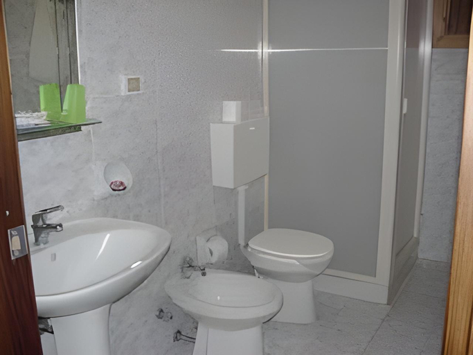 Bathroom 4, Hotel Gresi, Catania