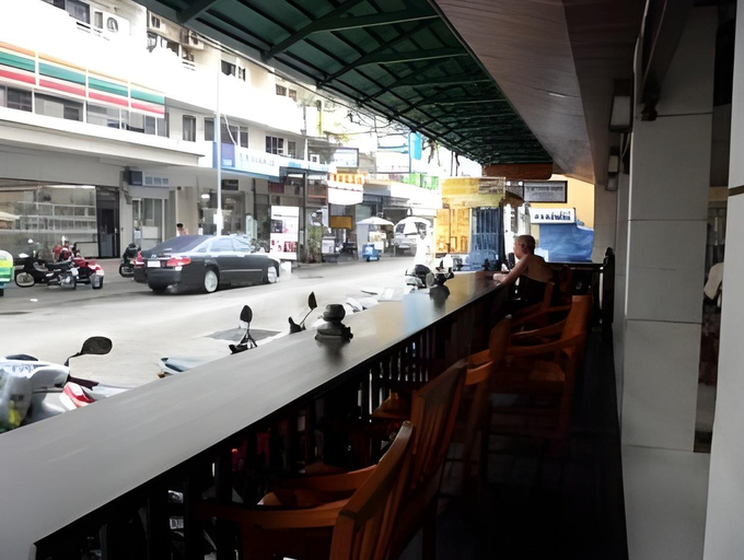 Food & Drinks 5, Nikom Court, Pattaya