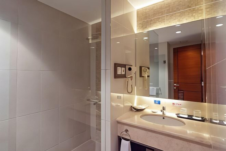 Bathroom 14
